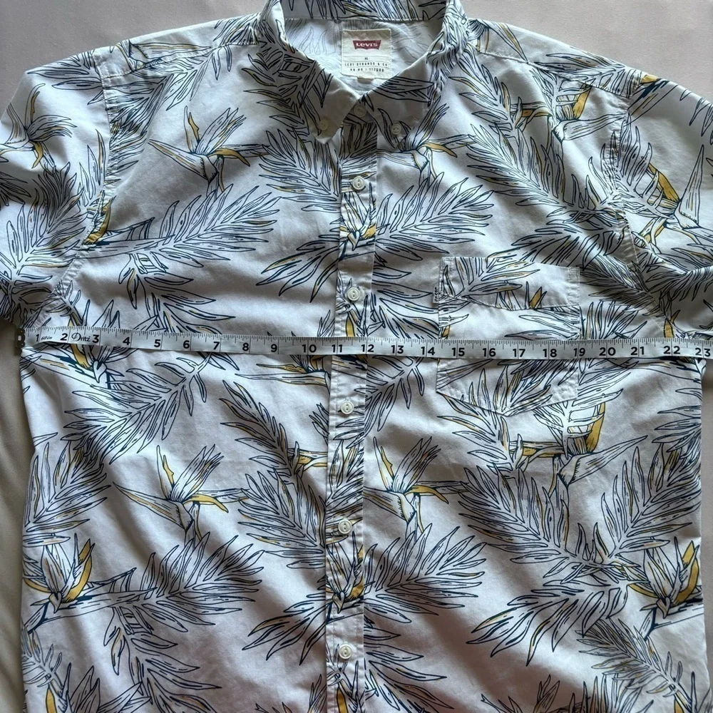 ⭐️⭐️⭐️Men’s Levi floral pine collared button down shirt size XL